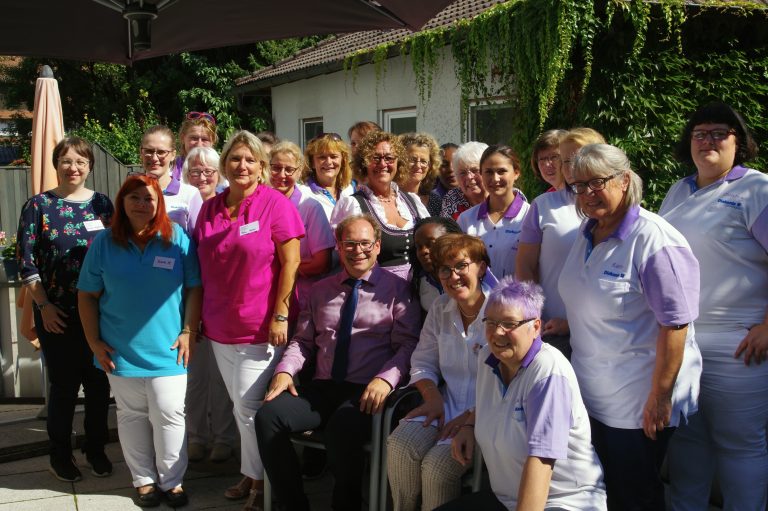 125 Jahre Gemeindediakonie Lauf: Das Mitarbeiterinnenteam am Fest 16.9.2019 mit Vorsitzenden Pfarrer Hanstein